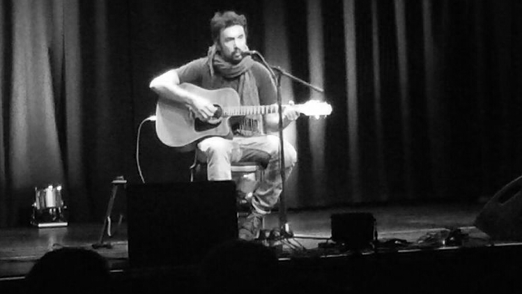 Leo Köhler live auf der Bühne, Schwarz-Weiß